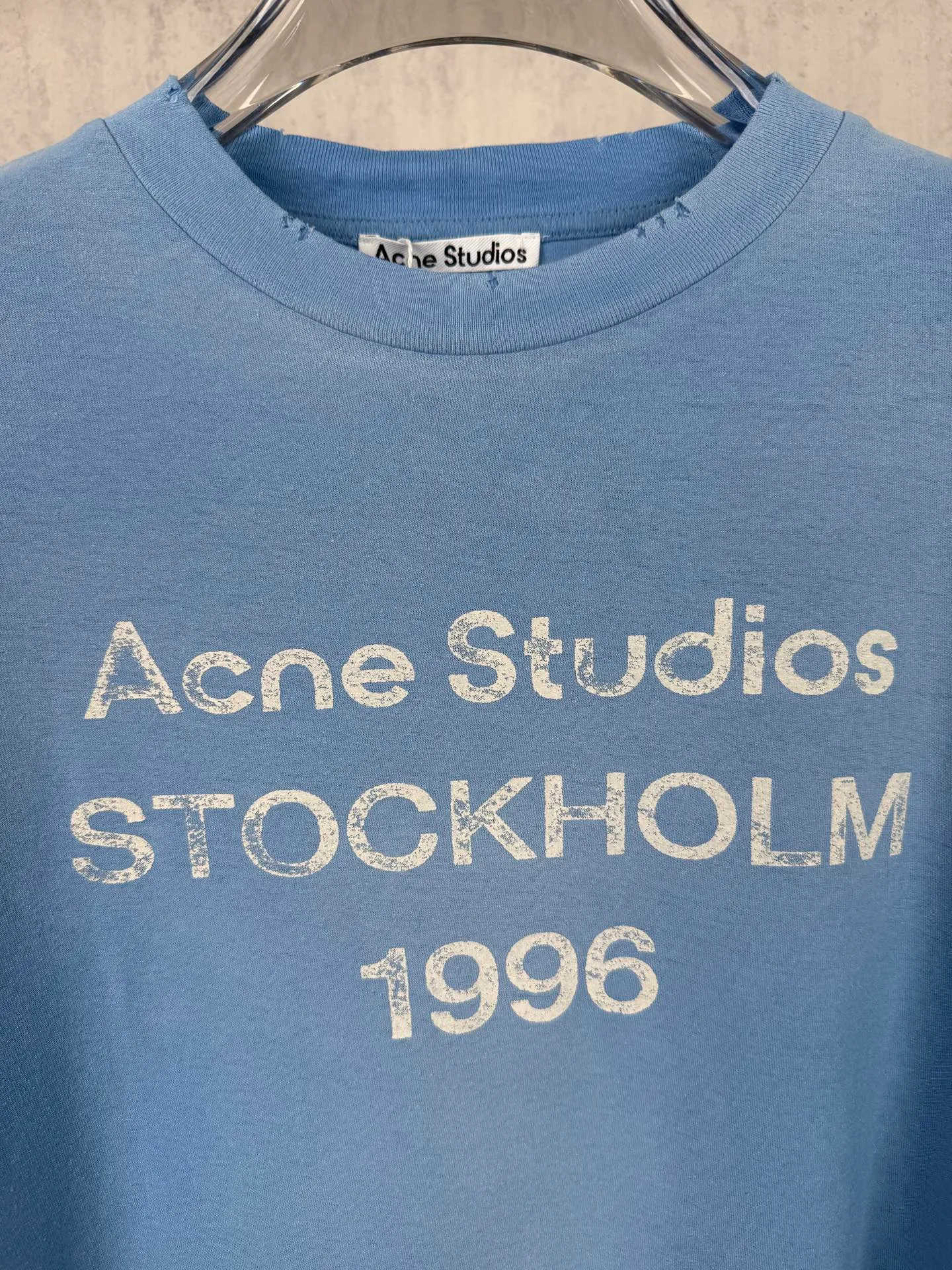 Top Version # Acne Studios 26New Arrival Short Sleeve Crew Neck T-Shirt Airbrushed Distress Made of organic cotton jersey with a slightly irregular surface for a Retro style feel. Designed to celebrate the Year of the Horse, it features Acne Studios' signature Year of the Horse logo on the chest. Cut to a fitted silhouette just below the waist. Fashion personality, Versatile trend, pure quality, original fabric, tag, collar label, washed wheat, three complete labels, Color: Blue Size: S M L